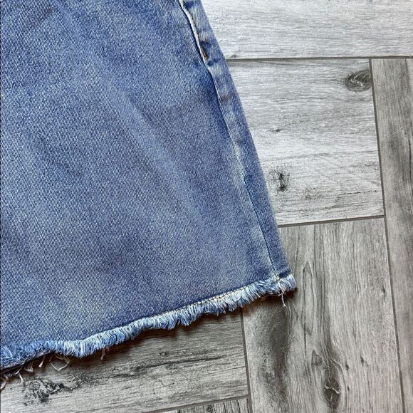 PrettyLittleThing Light Blue Denim Shorts - Picture 4 of 5